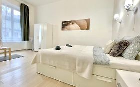 White Apartment Near The Famous New York Cafe