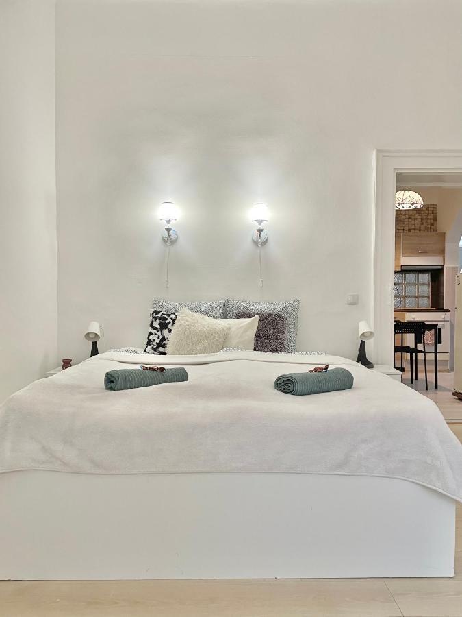 White Apartment Near The Famous New York Cafe Budapest Exterior foto